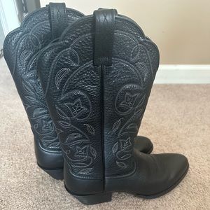 Ariat size 8 black mid calf women's cowboy boots! Only worn 1x